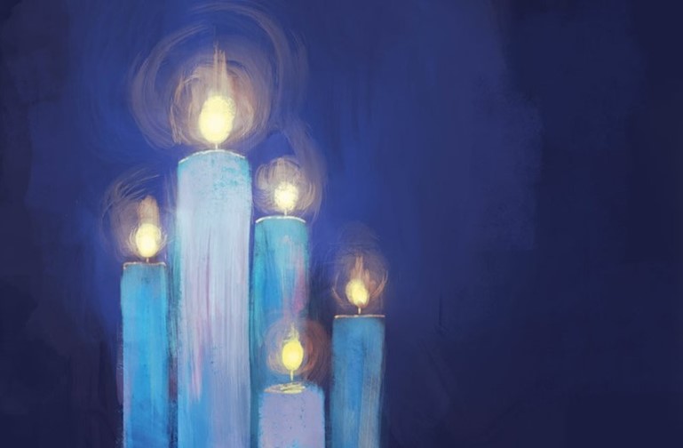 5 lit candles in shades of blue
